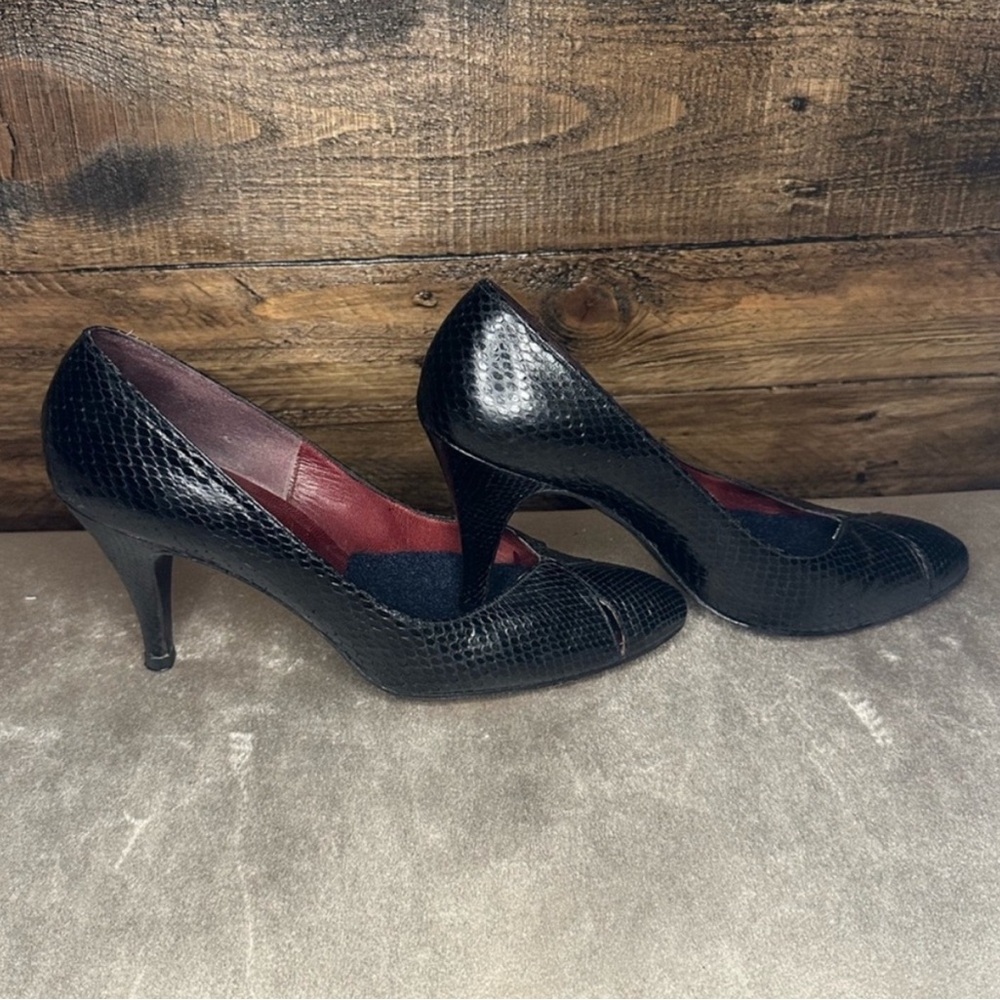 Leather Pumps by Stuart Weitzman - Picture 4 of 7